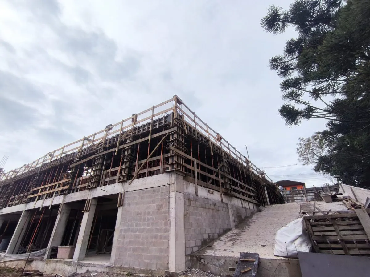 Obra do Bellagio em setembro de 2026: estrutura do estacionamento executada e formas montadas no nível superior